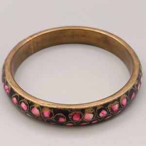 Eleganter Armreif – Kunstvolles Design in Schwarz und Pink