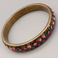 Eleganter Armreif – Kunstvolles Design in Schwarz und Pink