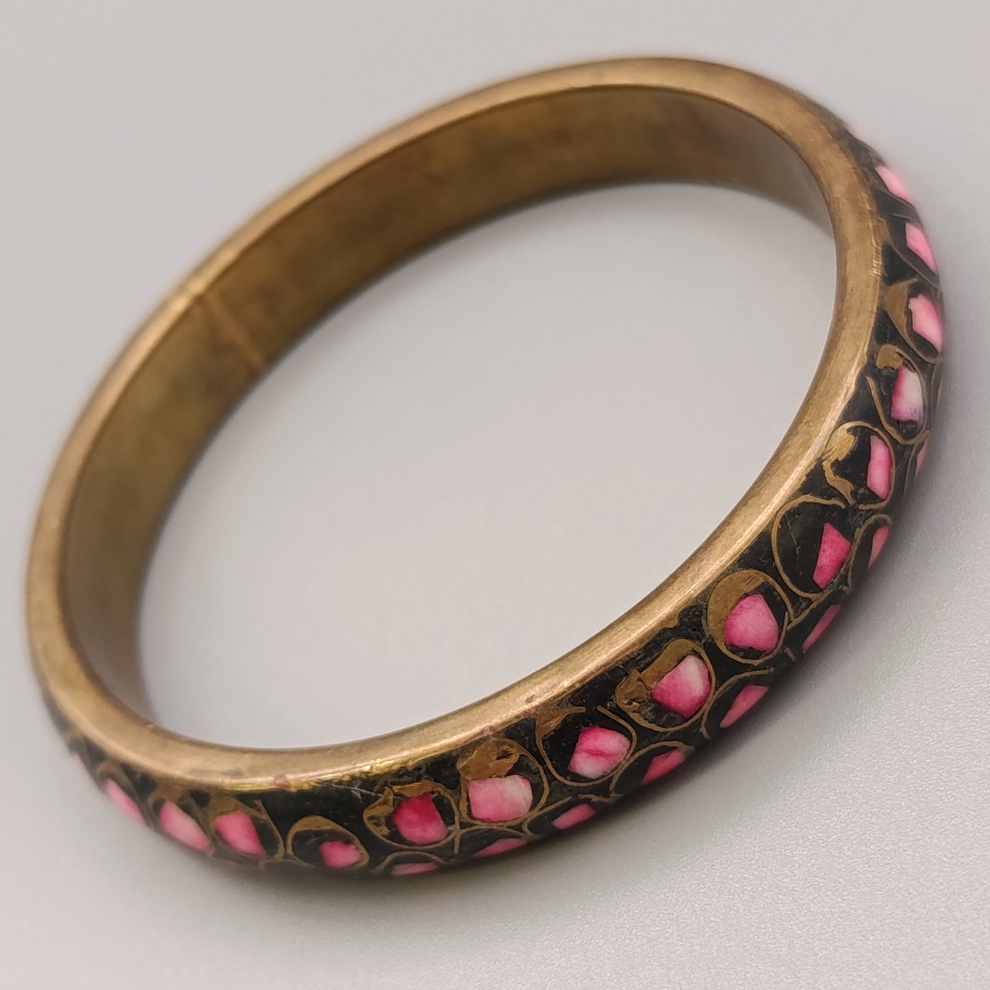 Eleganter Armreif – Kunstvolles Design in Schwarz und Pink