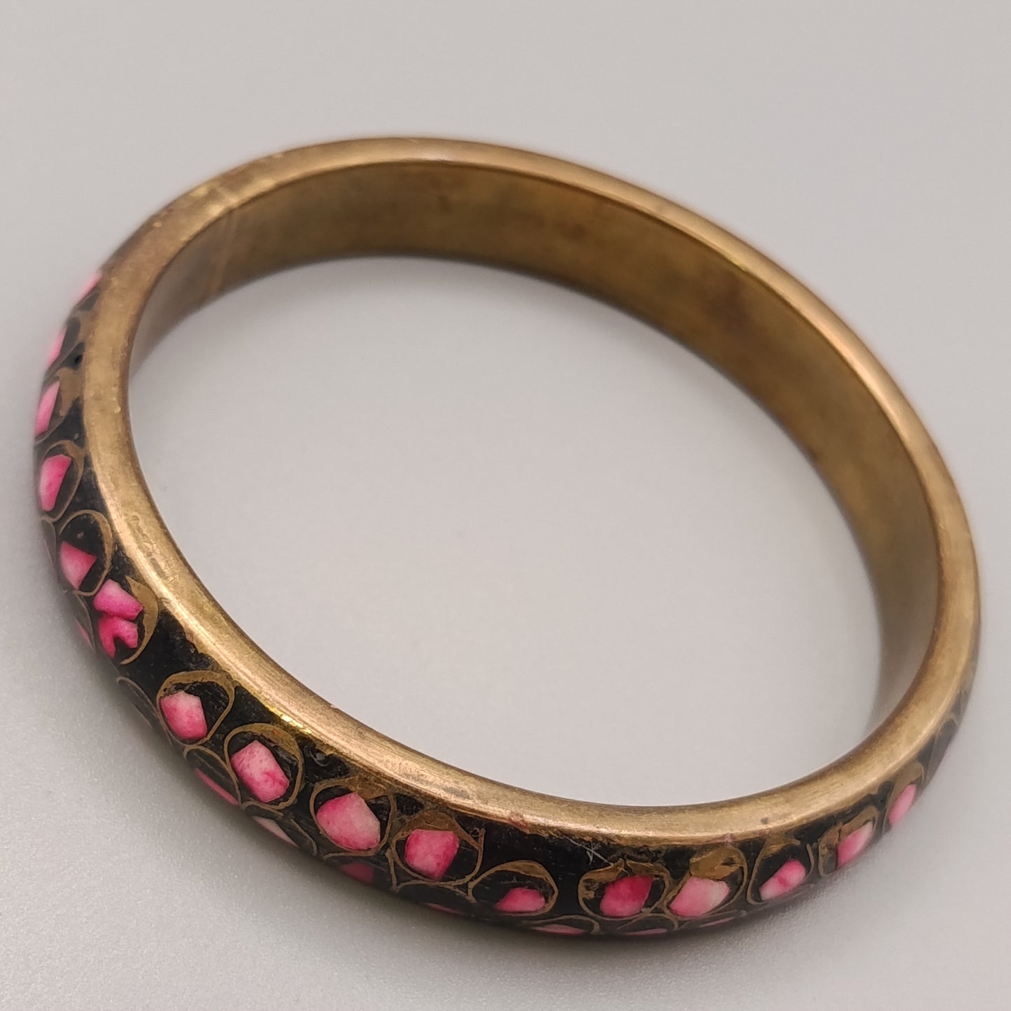 Eleganter Armreif – Kunstvolles Design in Schwarz und Pink
