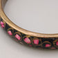 Eleganter Armreif – Kunstvolles Design in Schwarz und Pink