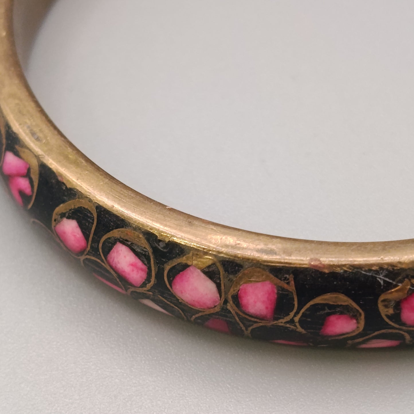 Eleganter Armreif – Kunstvolles Design in Schwarz und Pink