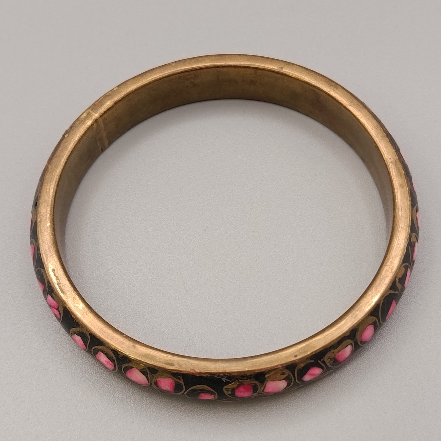 Eleganter Armreif – Kunstvolles Design in Schwarz und Pink