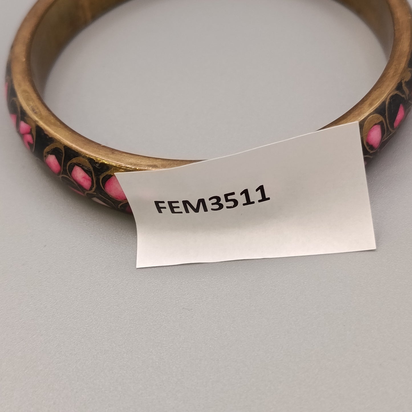 Eleganter Armreif – Kunstvolles Design in Schwarz und Pink