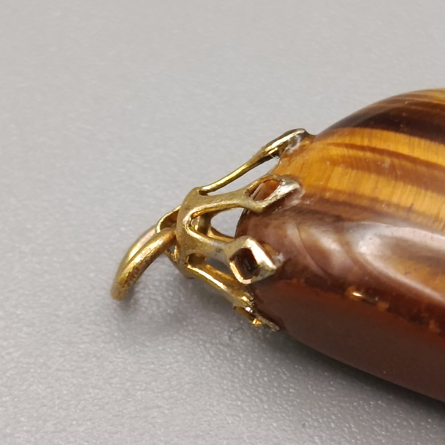 Eleganter Tigerauge Anhänger – Edler Edelstein mit Goldoptik