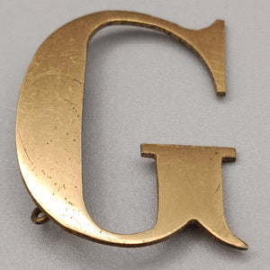 Elegante Buchstaben Brosche – Design in Goldoptik