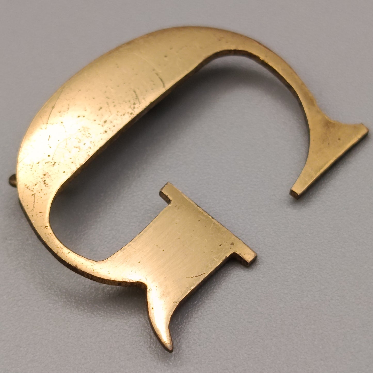 Elegante Buchstaben Brosche – Design in Goldoptik