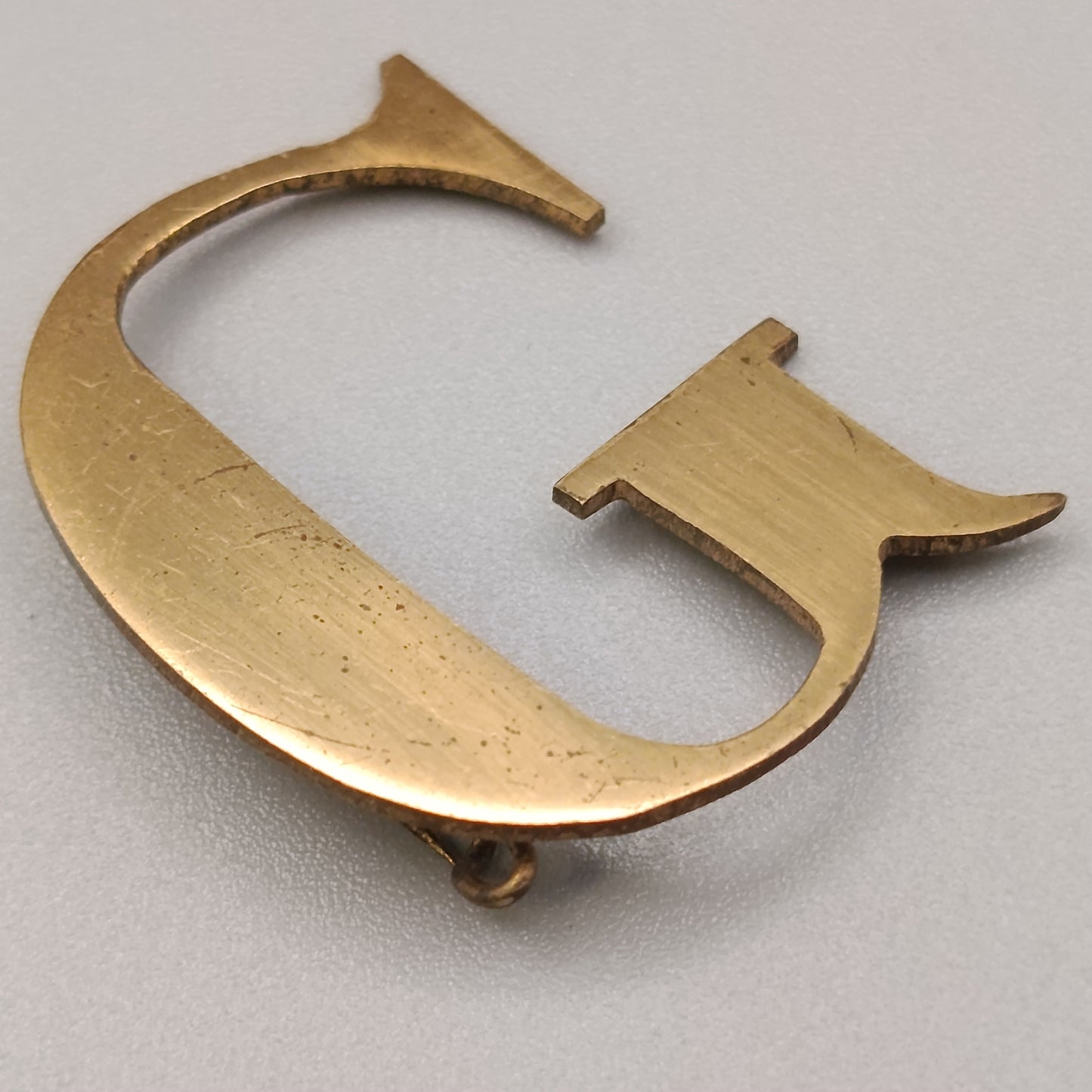 Elegante Buchstaben Brosche – Design in Goldoptik