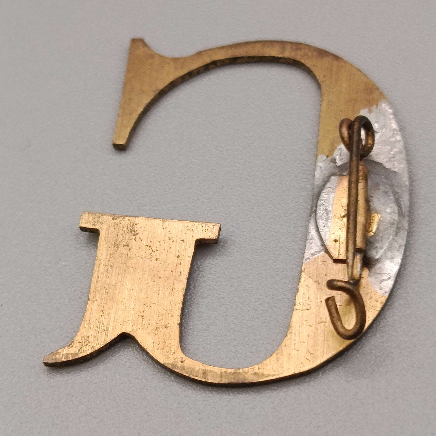 Elegante Buchstaben Brosche – Design in Goldoptik