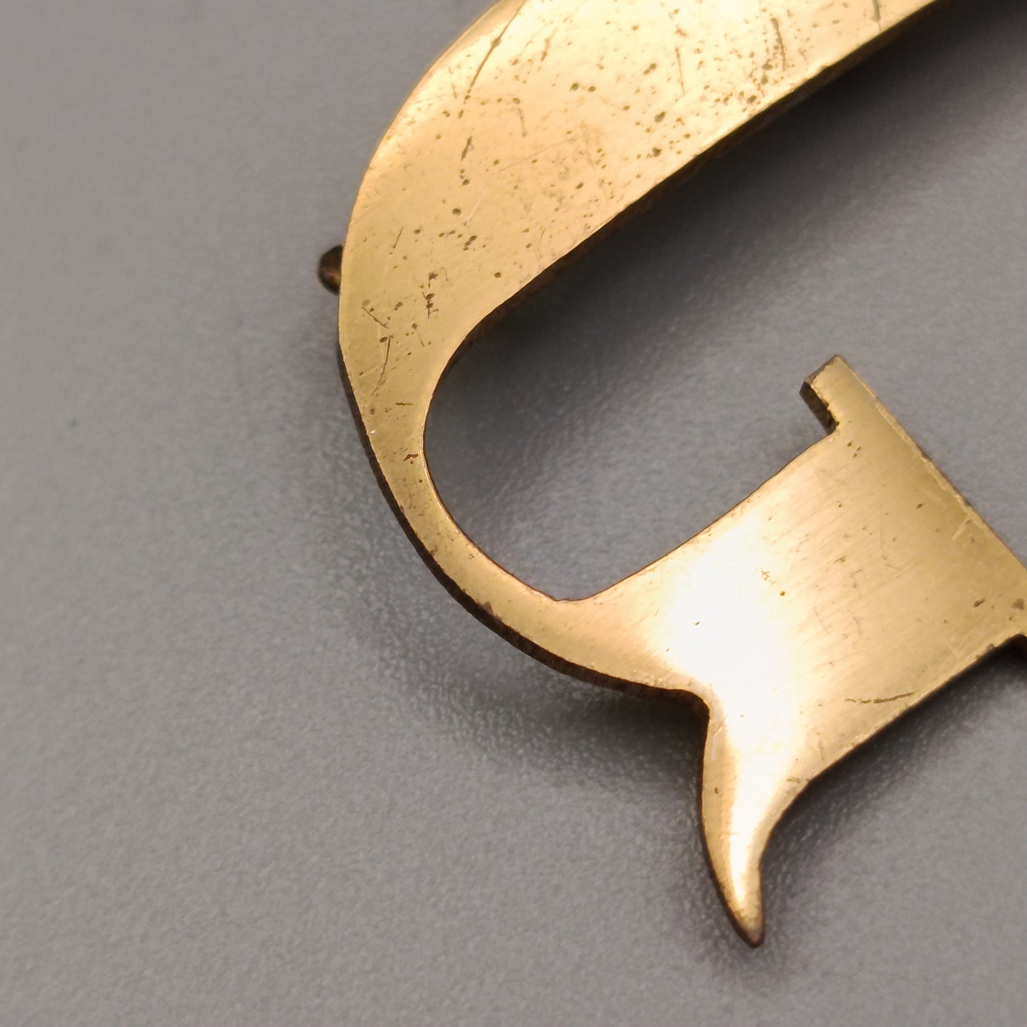 Elegante Buchstaben Brosche – Design in Goldoptik