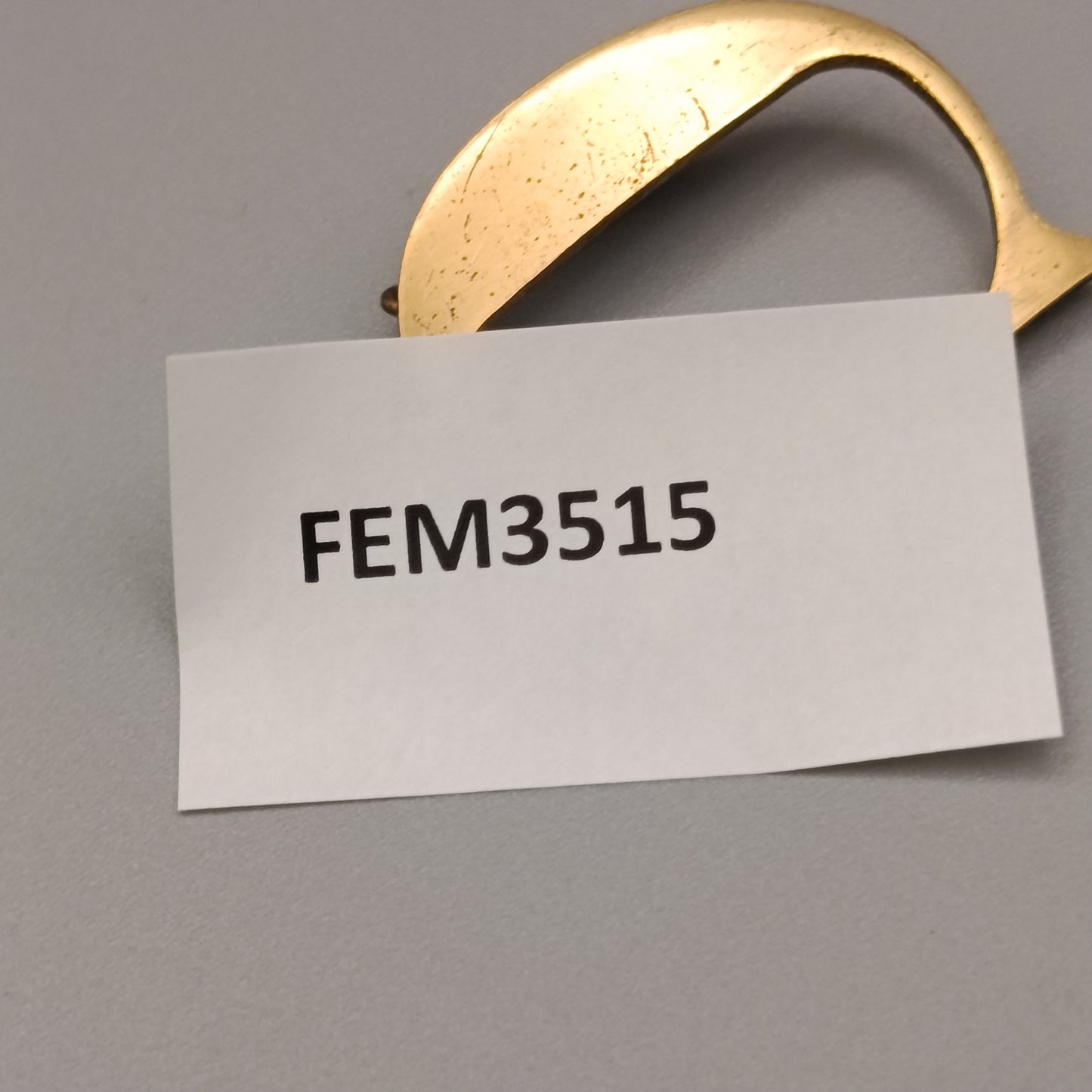 Elegante Buchstaben Brosche – Design in Goldoptik