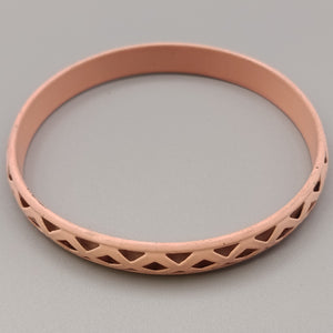 Eleganter Armreif – Zartes Design in Altrosa