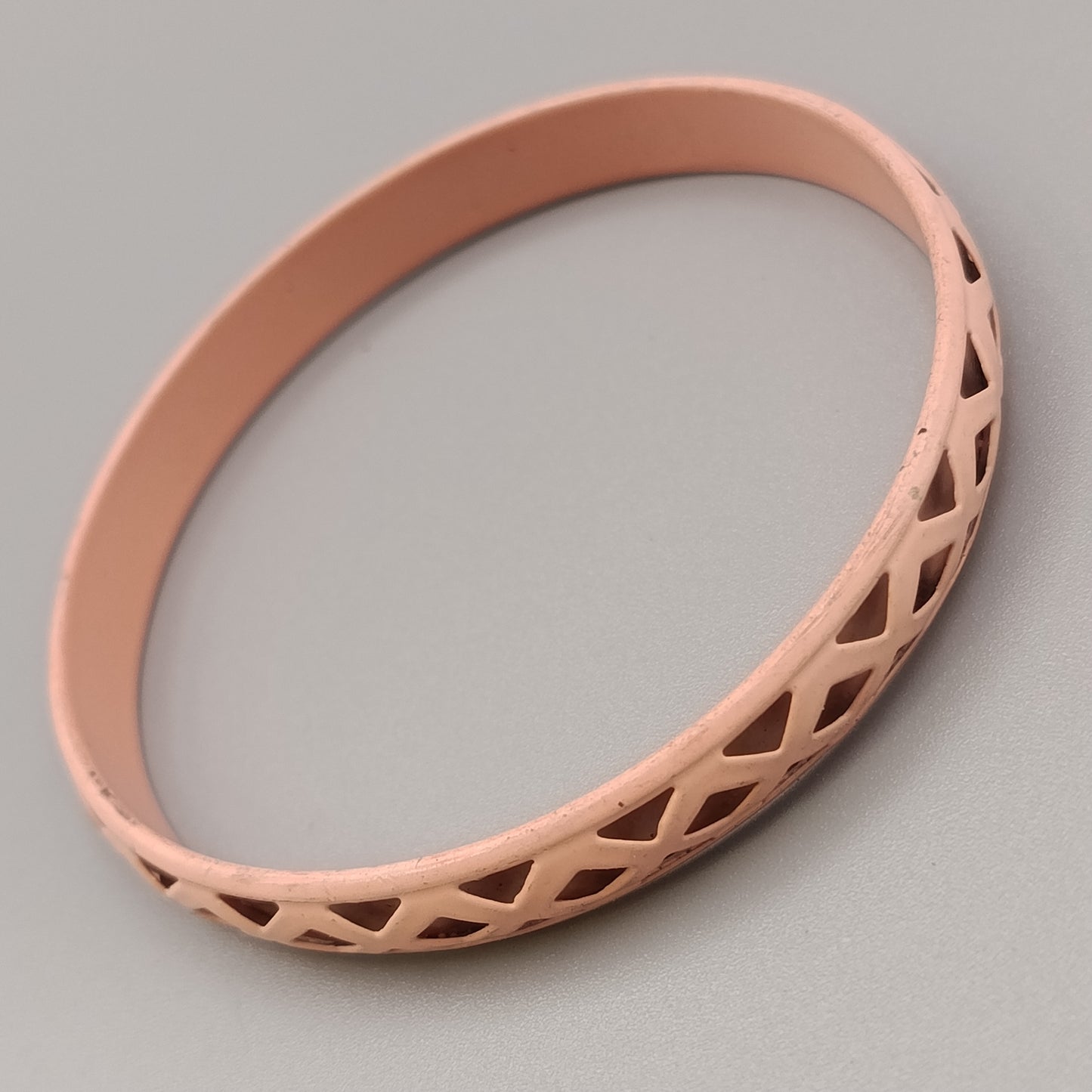 Eleganter Armreif – Zartes Design in Altrosa