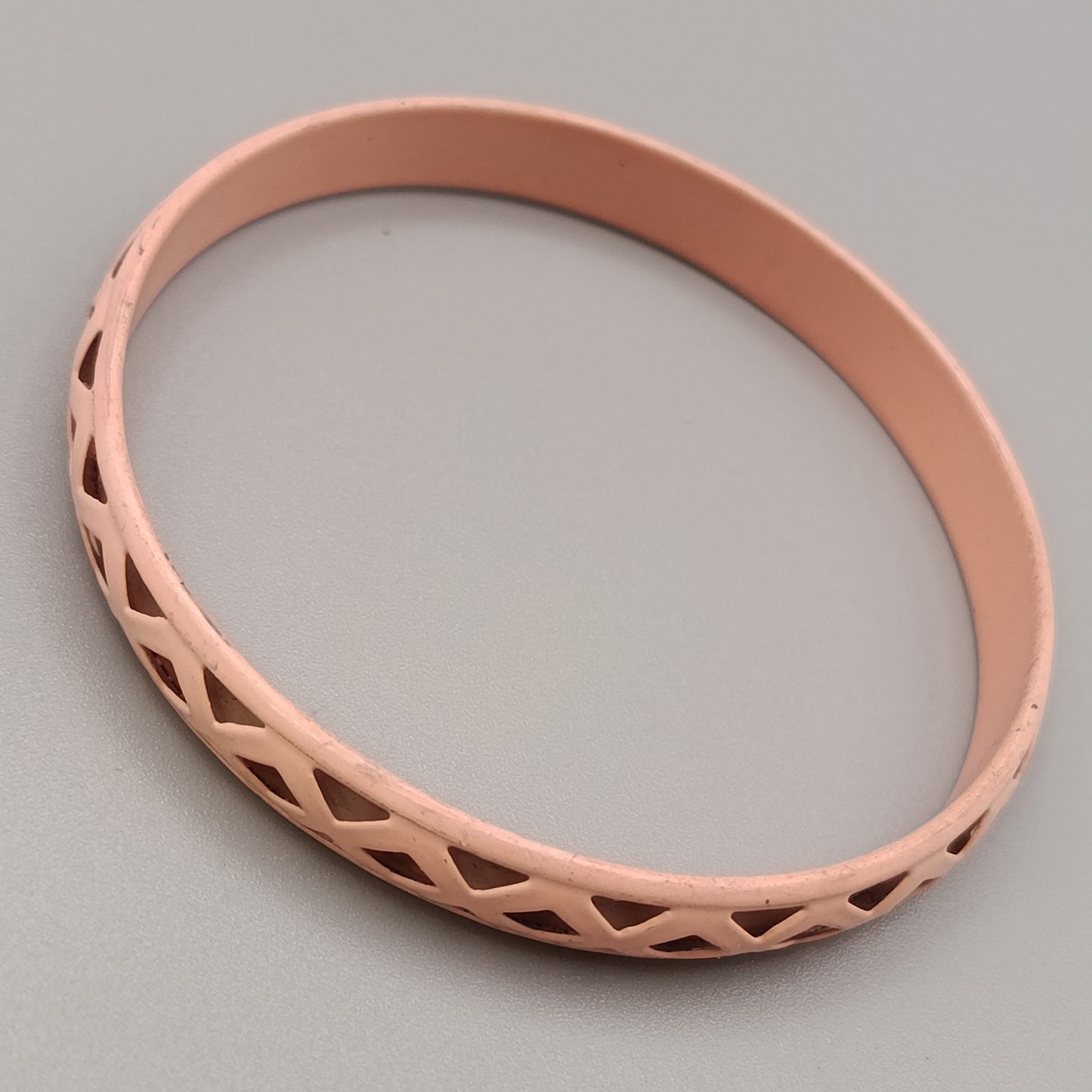 Eleganter Armreif – Zartes Design in Altrosa
