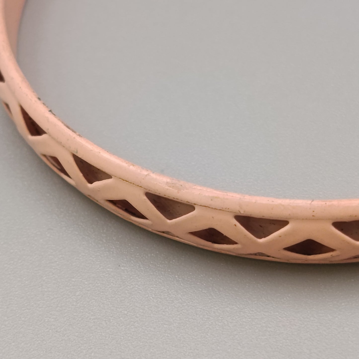 Eleganter Armreif – Zartes Design in Altrosa
