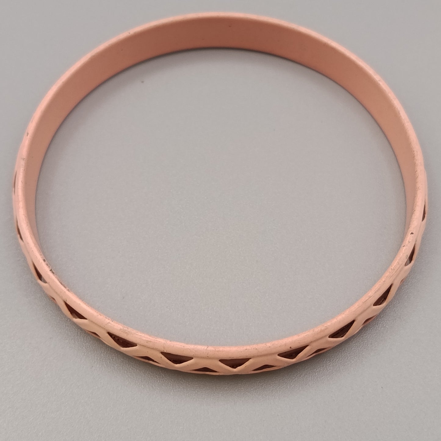 Eleganter Armreif – Zartes Design in Altrosa