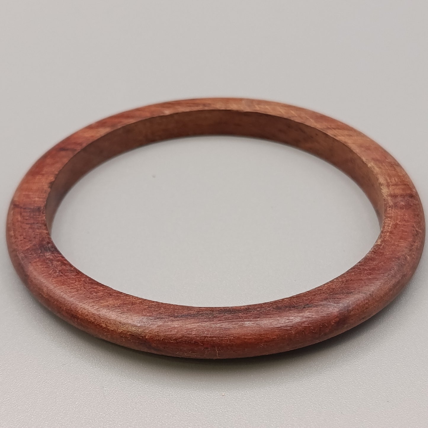 Eleganter Holzarmreif – Schlichtes Design in Braun