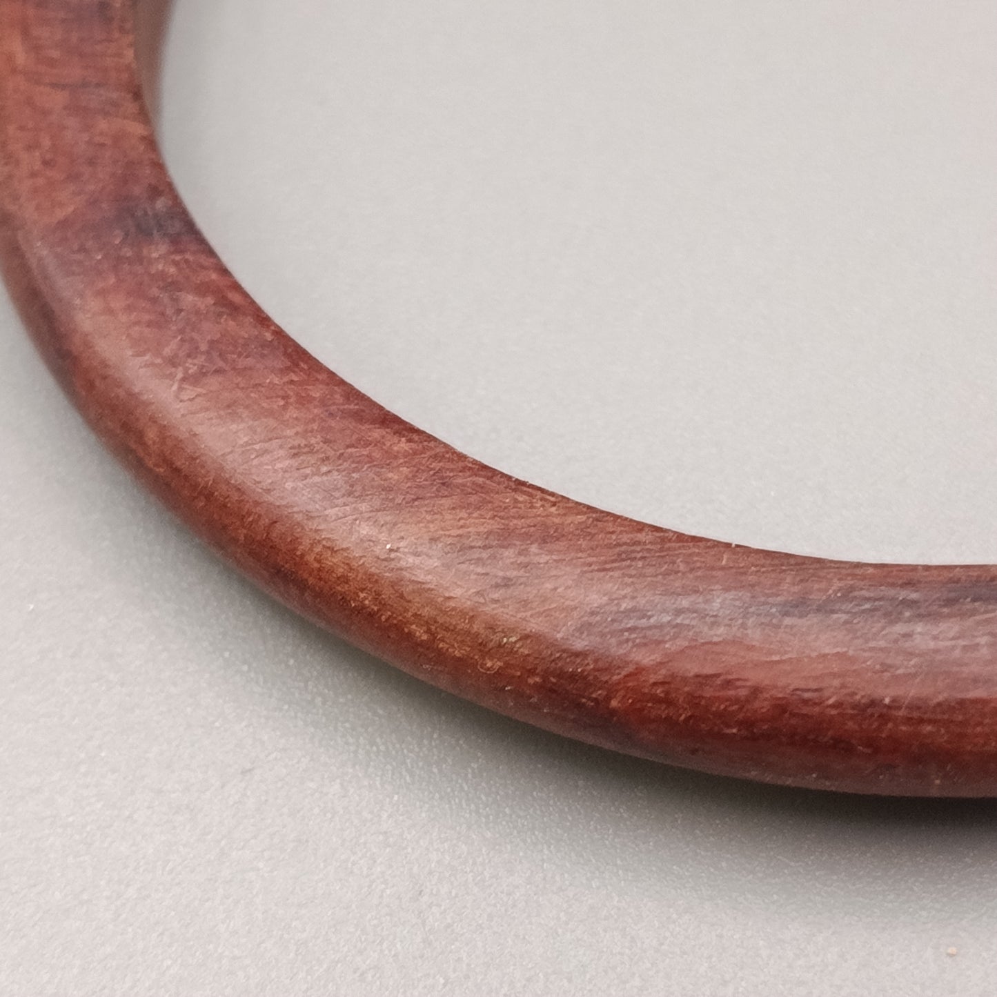 Eleganter Holzarmreif – Schlichtes Design in Braun