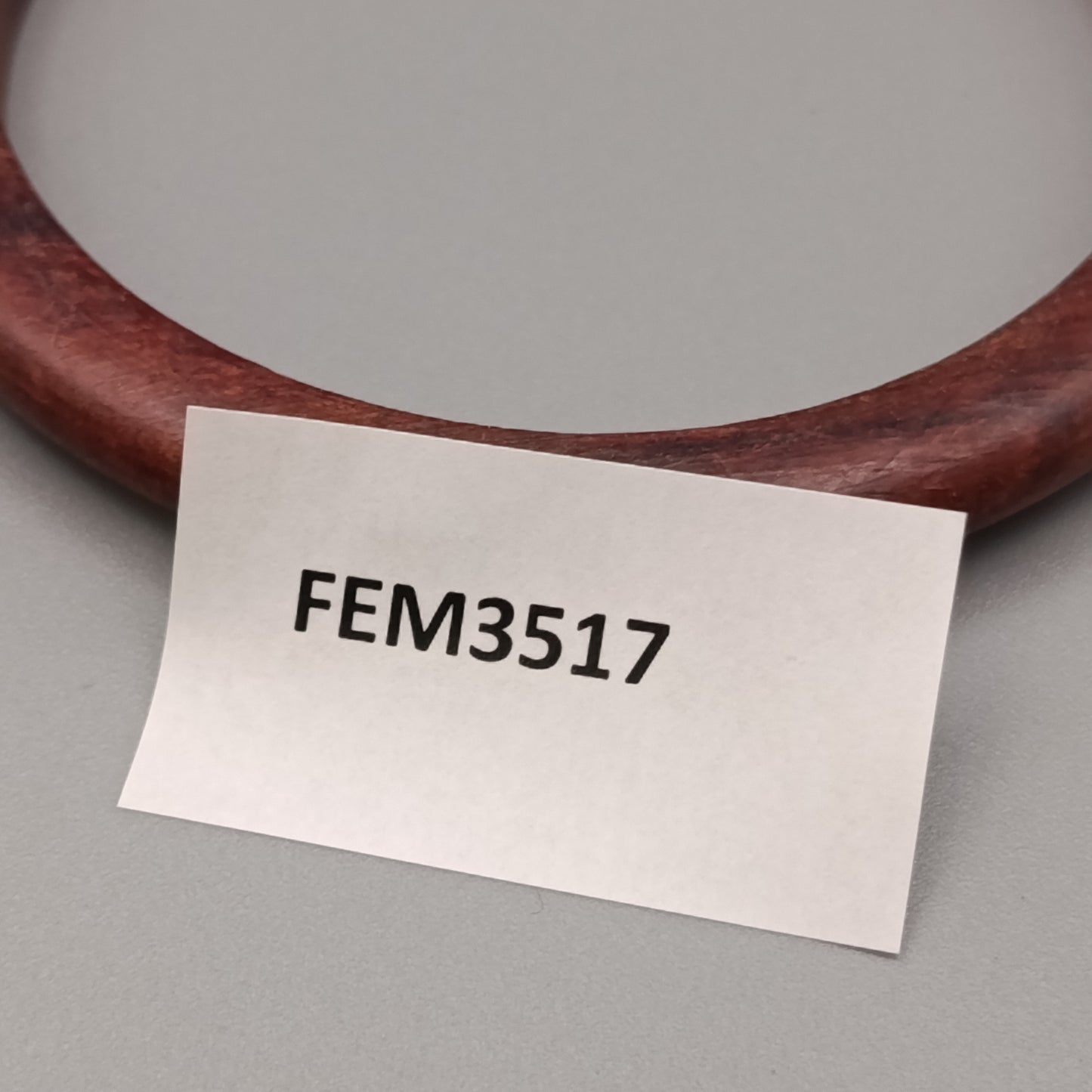 Eleganter Holzarmreif – Schlichtes Design in Braun
