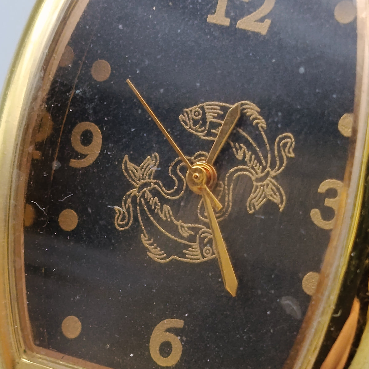 Elegante Fische Motiv Herren Uhr – Tonneau Gehäuse