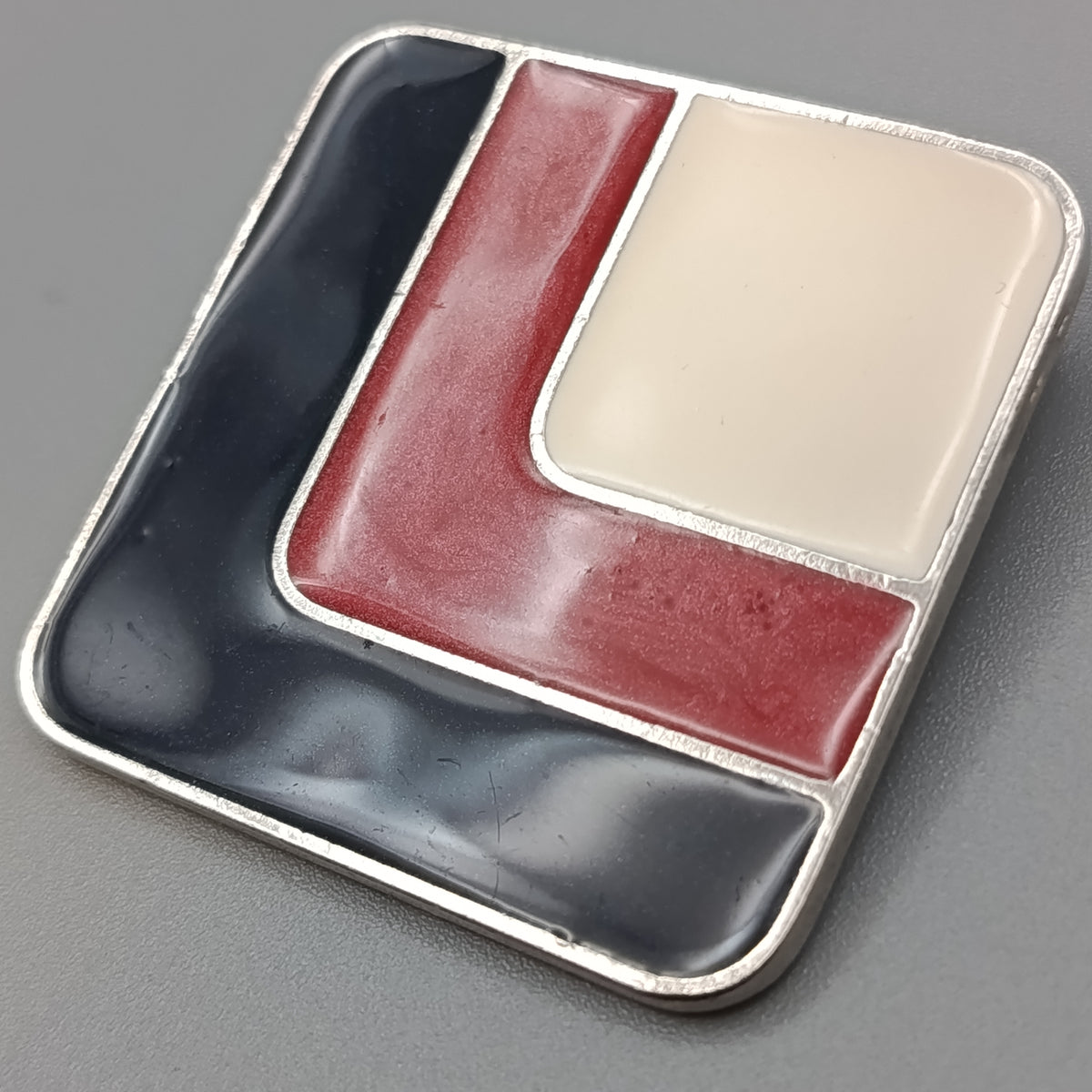 Moderner Kettenanhänger mit Emaille – Geometrisch