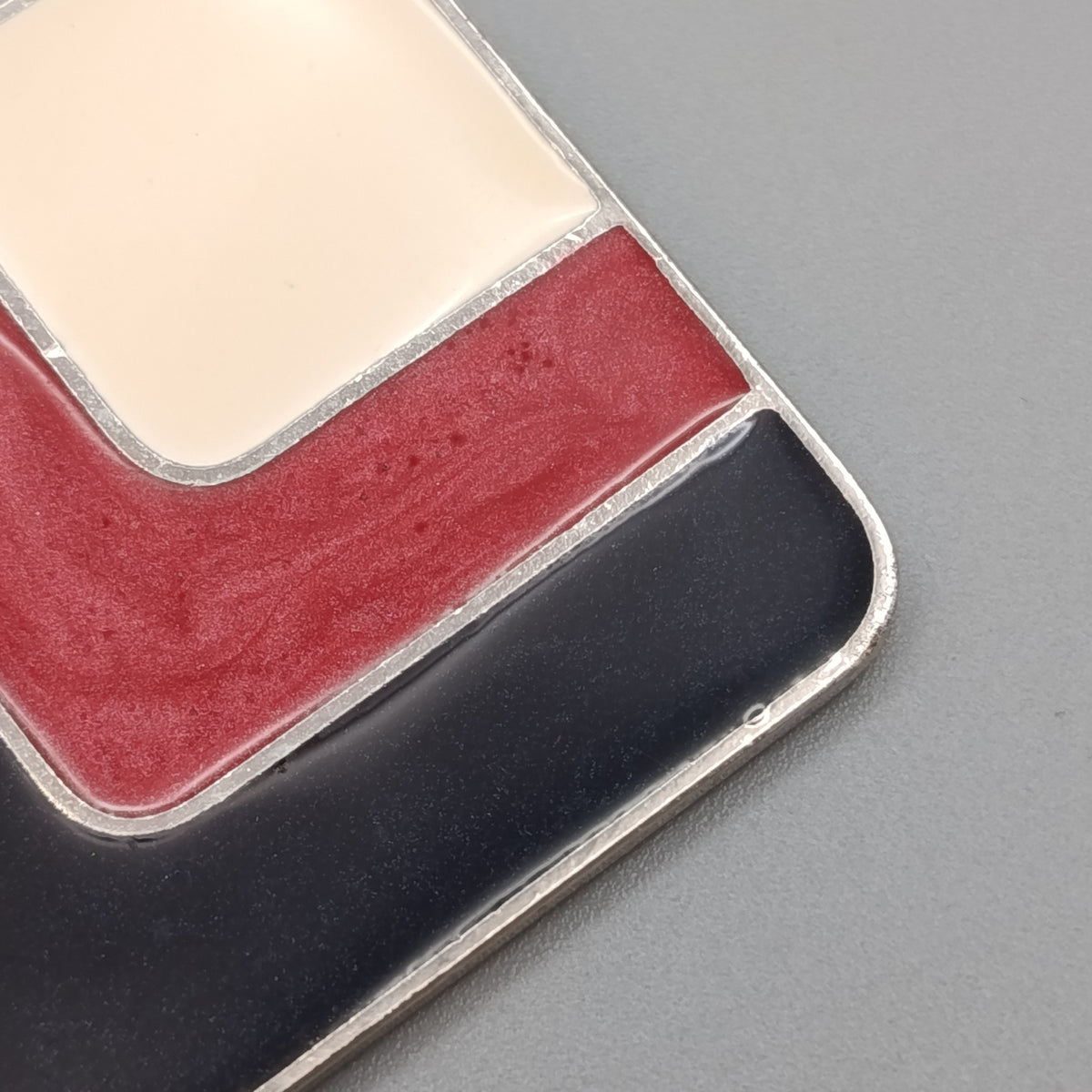 Moderner Kettenanhänger mit Emaille – Geometrisch