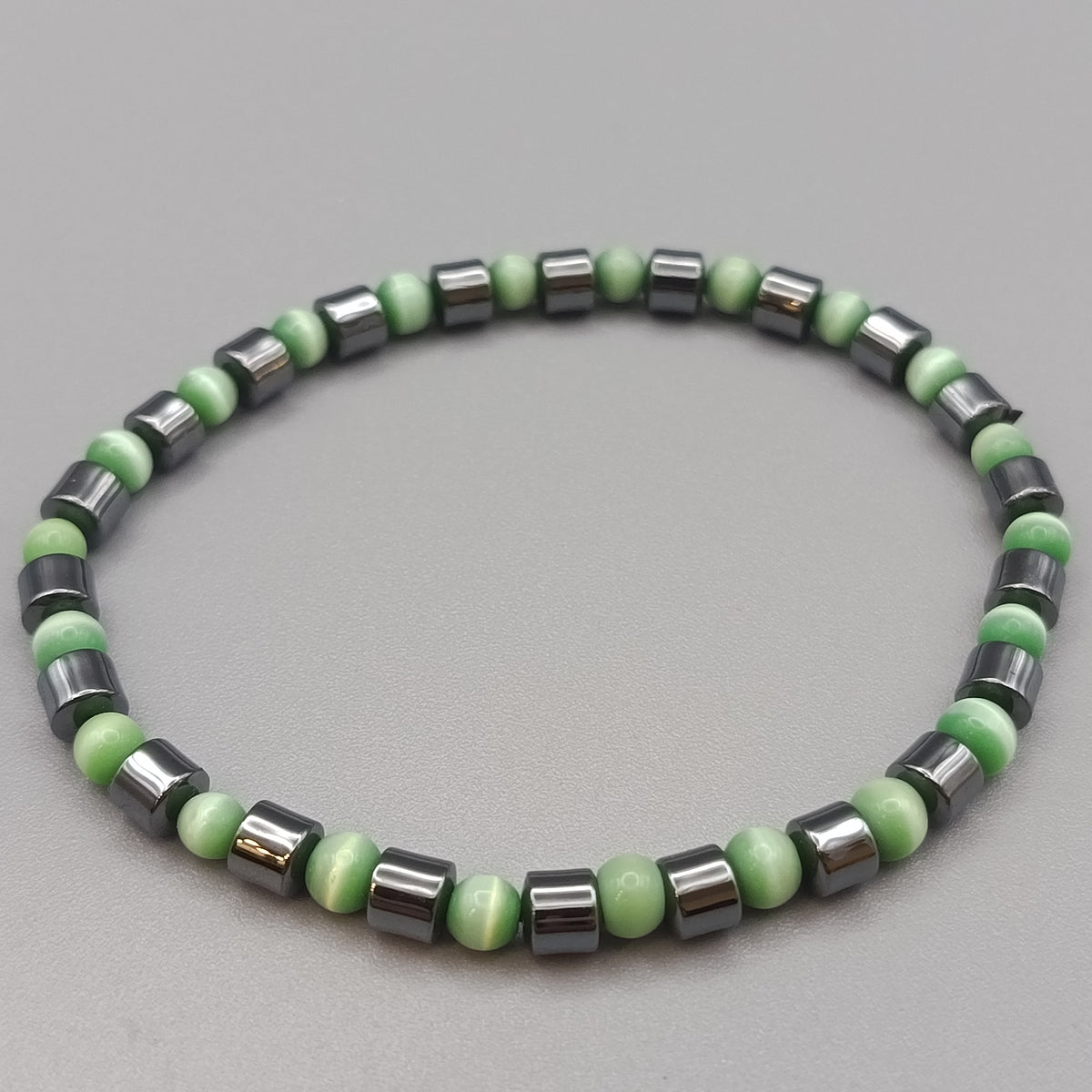 Eleganter Perlarmband mit Hämatit und Grünen Steinen