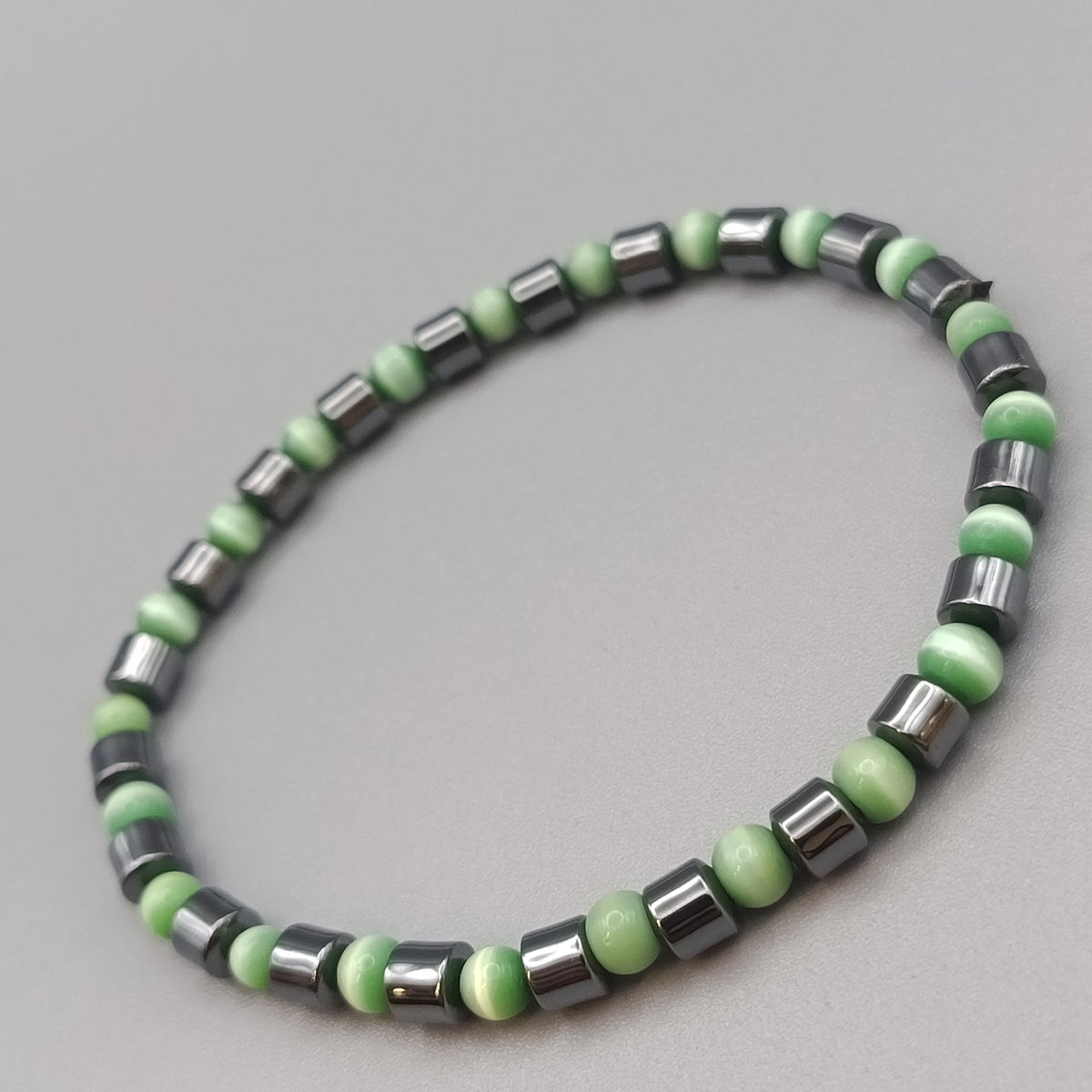 Eleganter Perlarmband mit Hämatit und Grünen Steinen