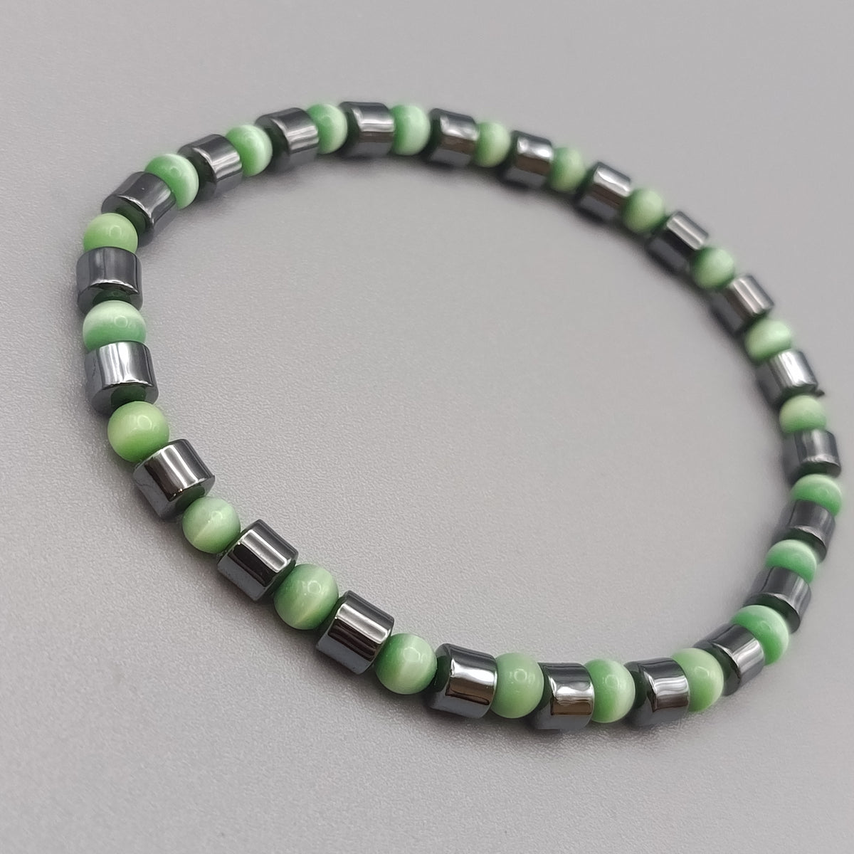 Eleganter Perlarmband mit Hämatit und Grünen Steinen