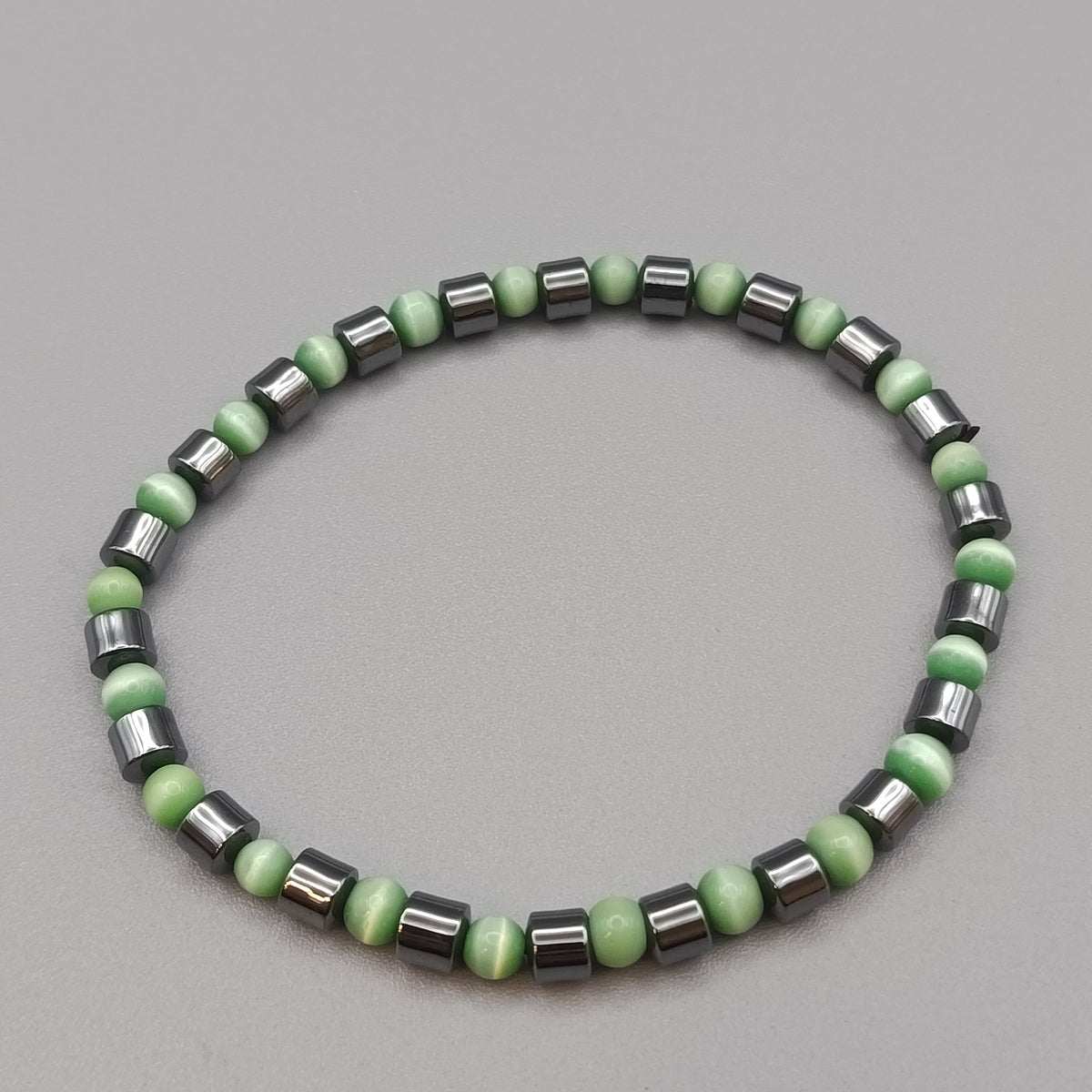Eleganter Perlarmband mit Hämatit und Grünen Steinen