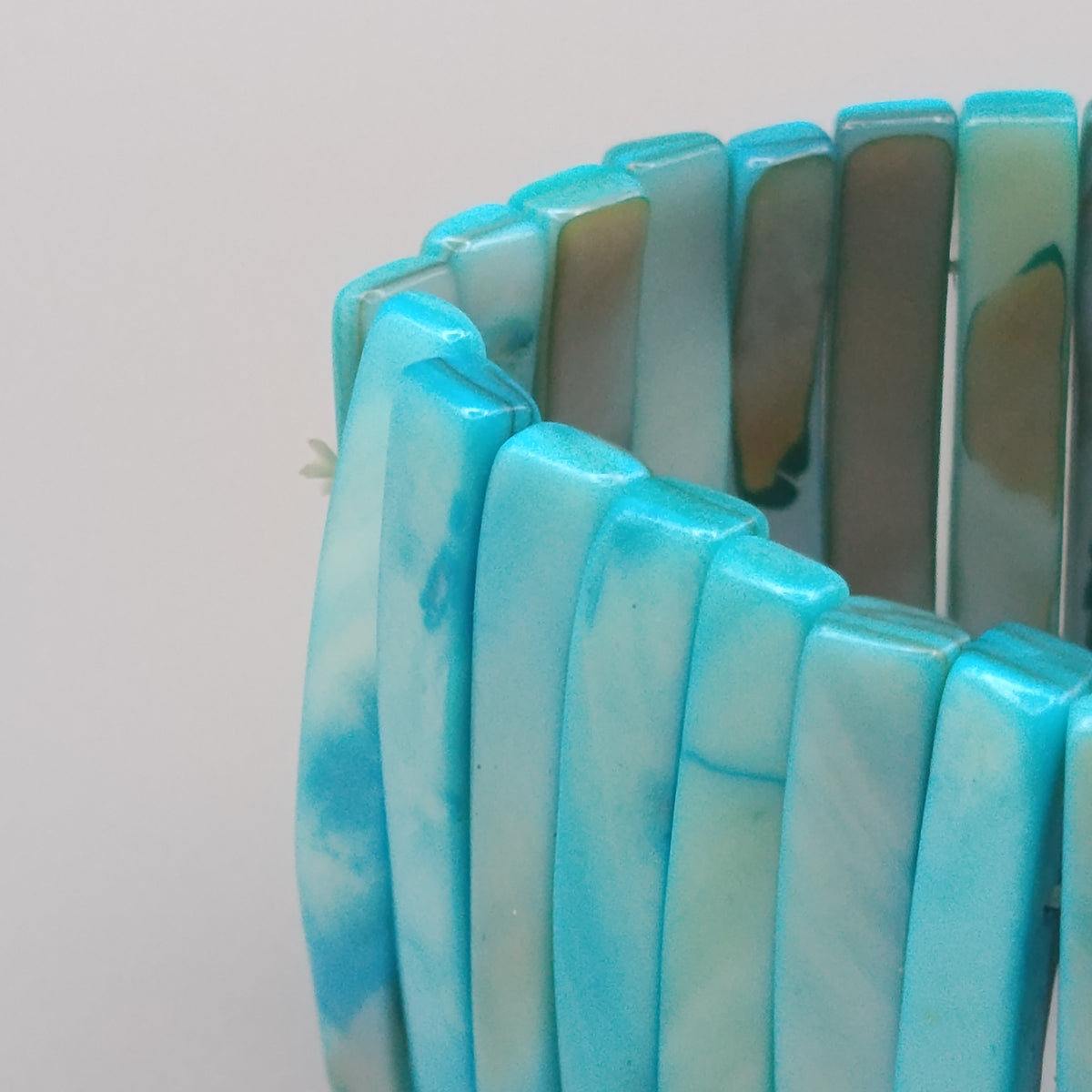 Elegantes Perlmuttscheiben Armband – Türkis-Blau
