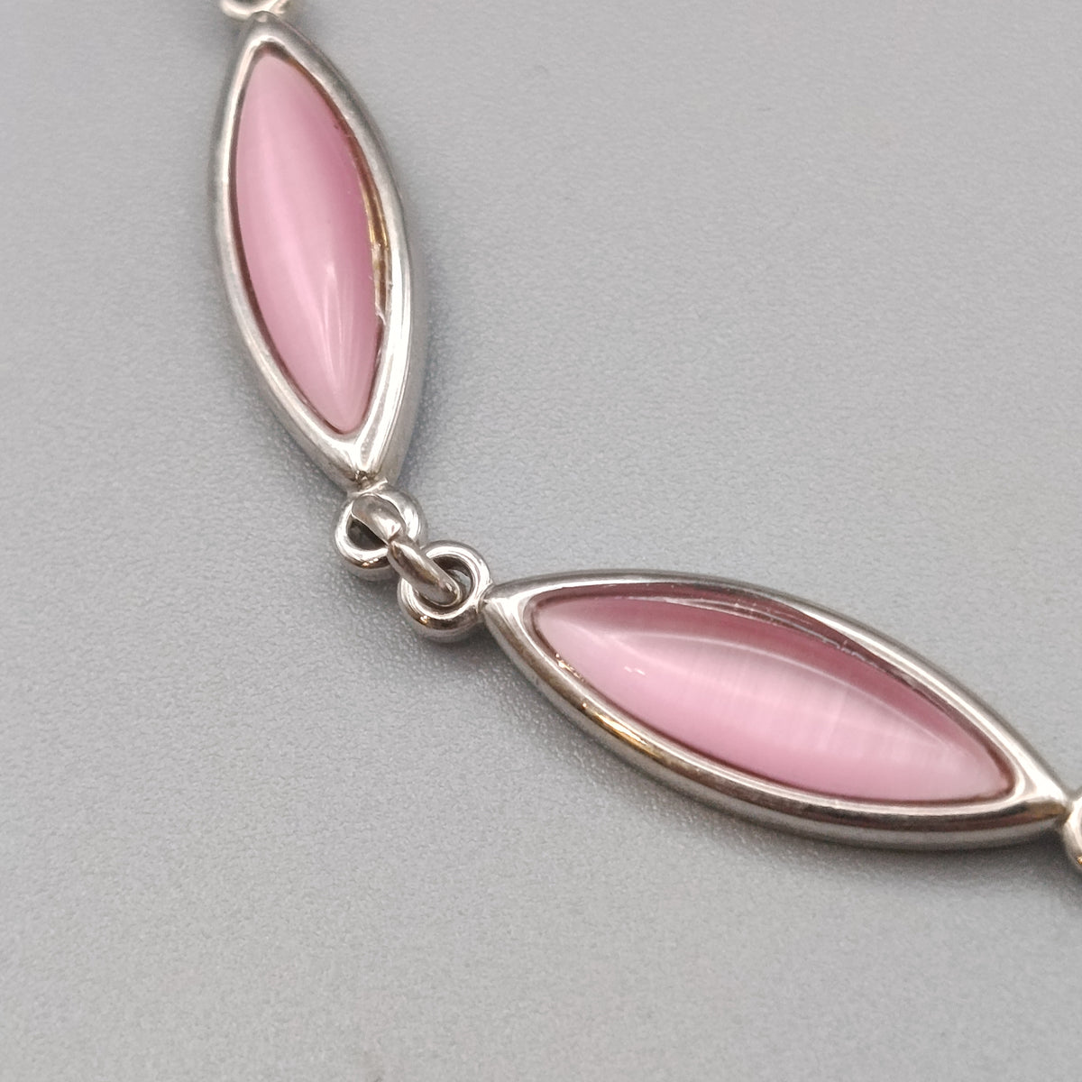 Elegantes Gliederarmband mit Rosa Steinen – Silberfarben