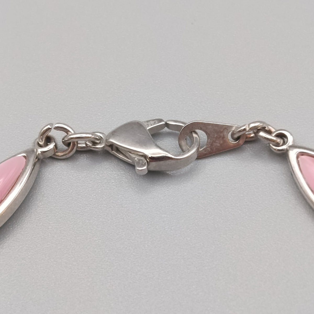 Elegantes Gliederarmband mit Rosa Steinen – Silberfarben
