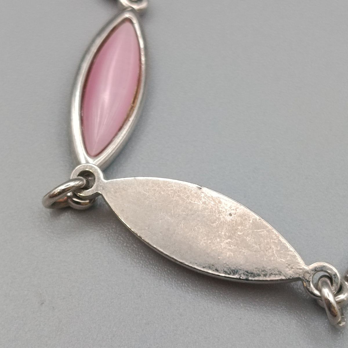 Elegantes Gliederarmband mit Rosa Steinen – Silberfarben