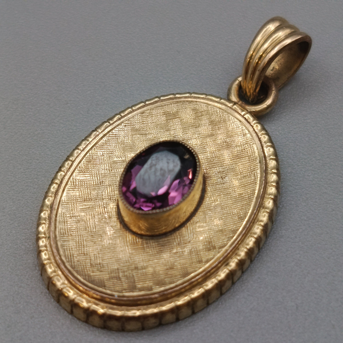 Kettenanhänger in Goldoptik mit Amethyststein