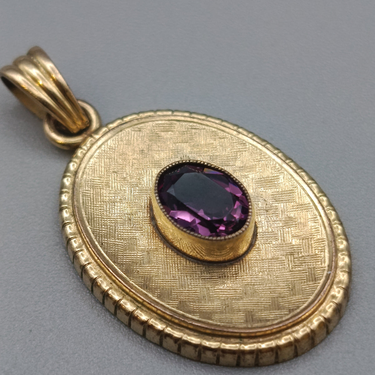 Kettenanhänger in Goldoptik mit Amethyststein
