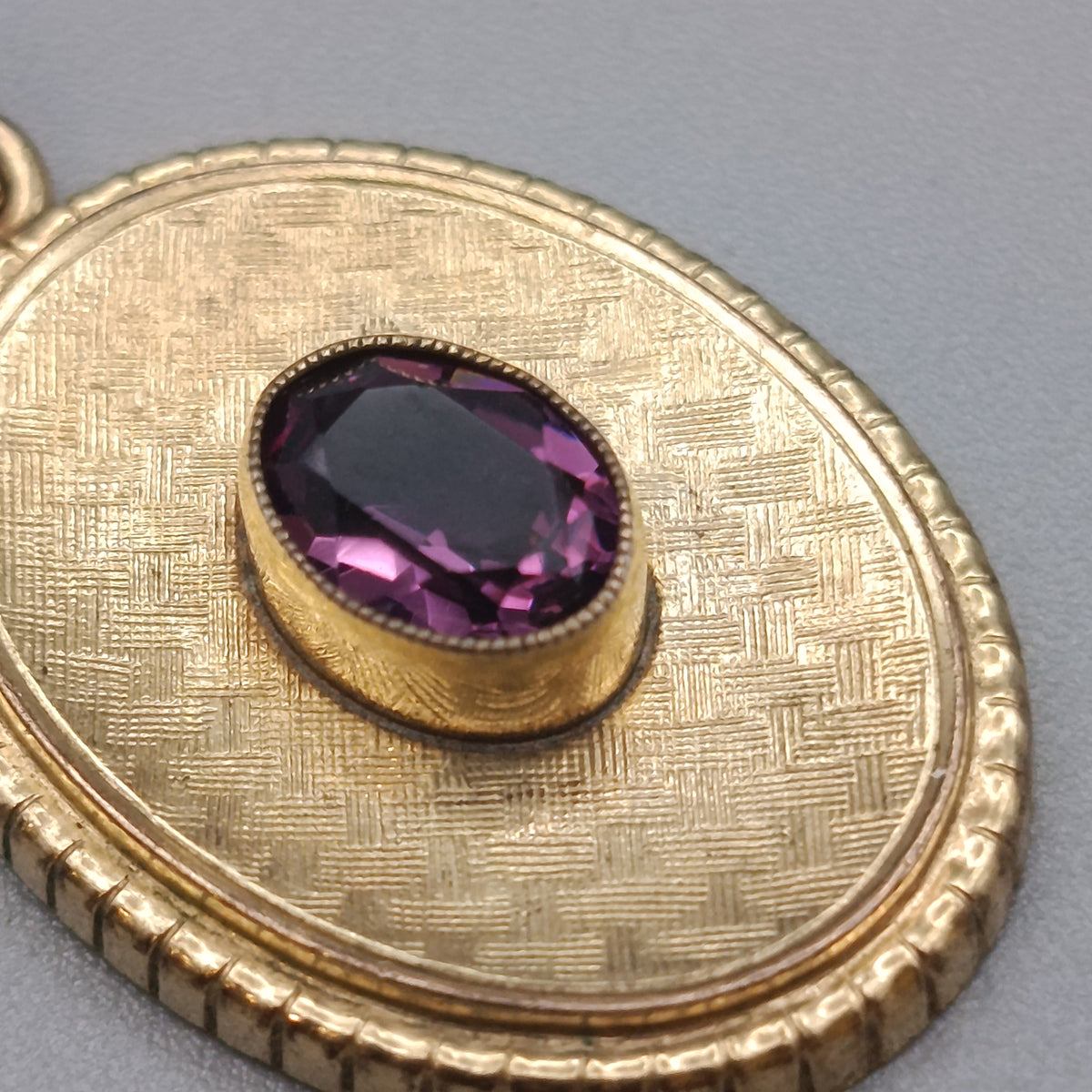 Kettenanhänger in Goldoptik mit Amethyststein