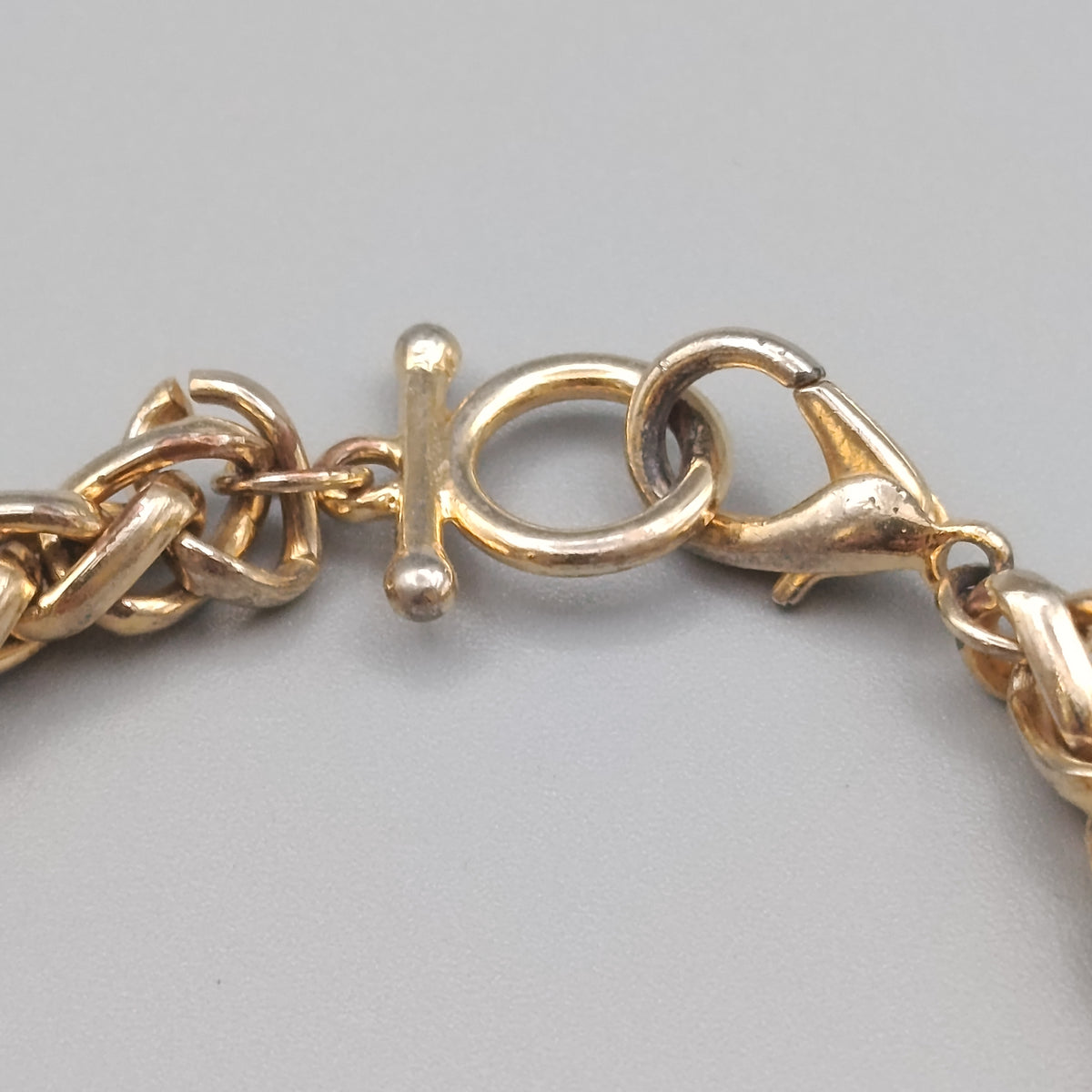 Elegantes Panzerarmband in Goldoptik Massives Design