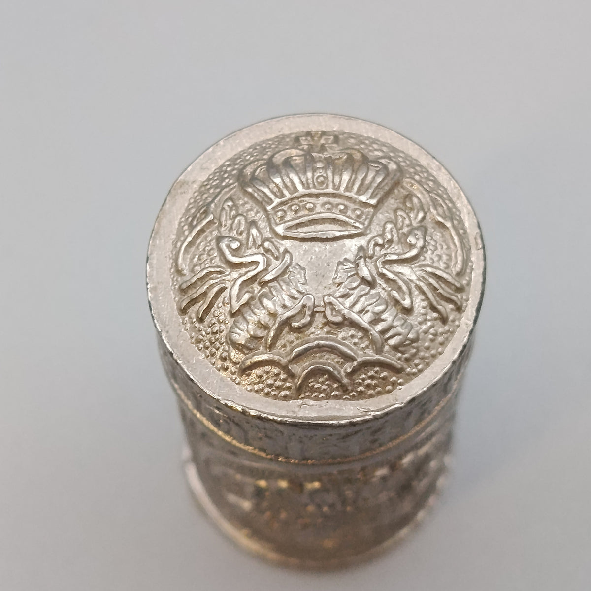 Klassische Antike Riechdose / Pillendose mit Kronen-Relief