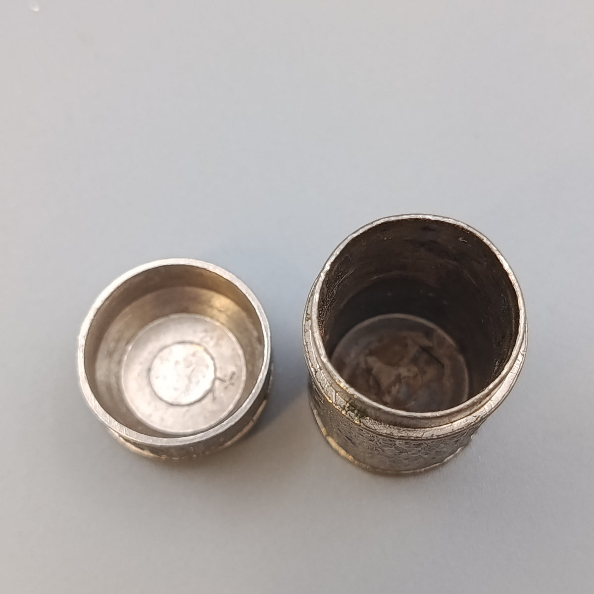 Klassische Antike Riechdose / Pillendose mit Kronen-Relief