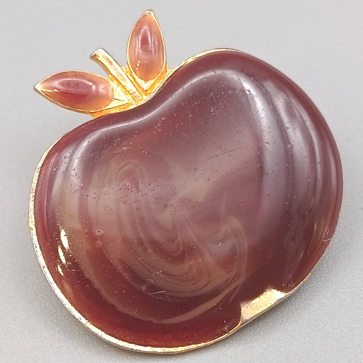 Elegante Apfel Brosche in Goldoptik – Farbige Emaille