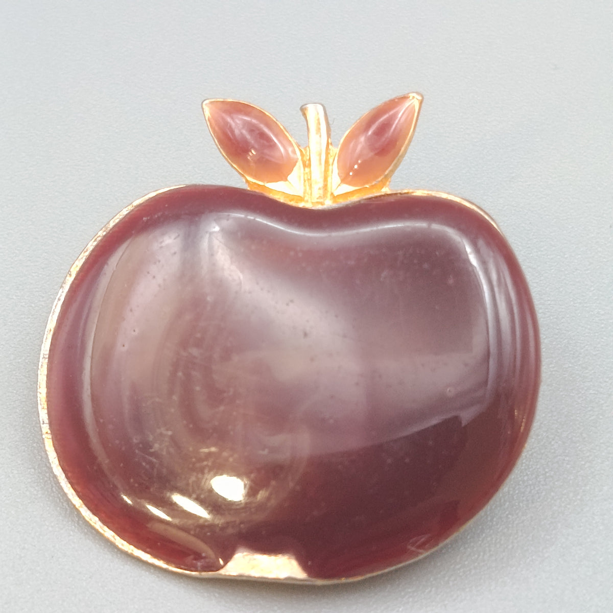 Elegante Apfel Brosche in Goldoptik – Farbige Emaille