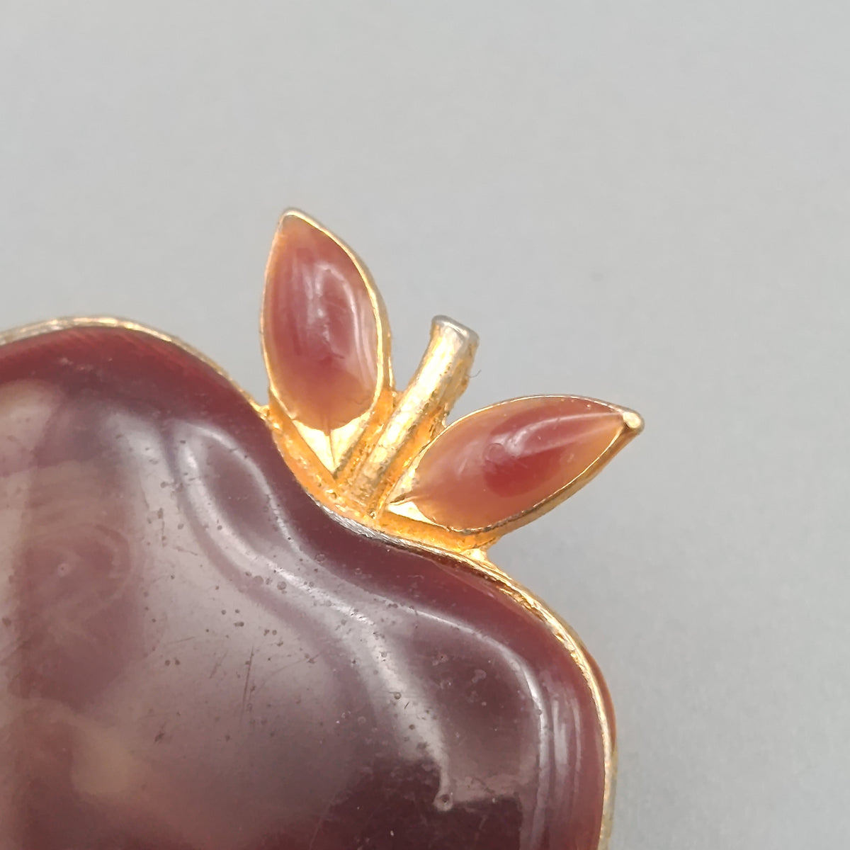 Elegante Apfel Brosche in Goldoptik – Farbige Emaille