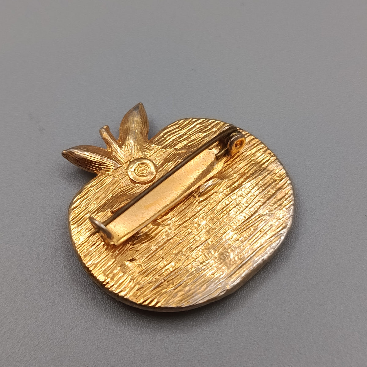 Elegante Apfel Brosche in Goldoptik – Farbige Emaille