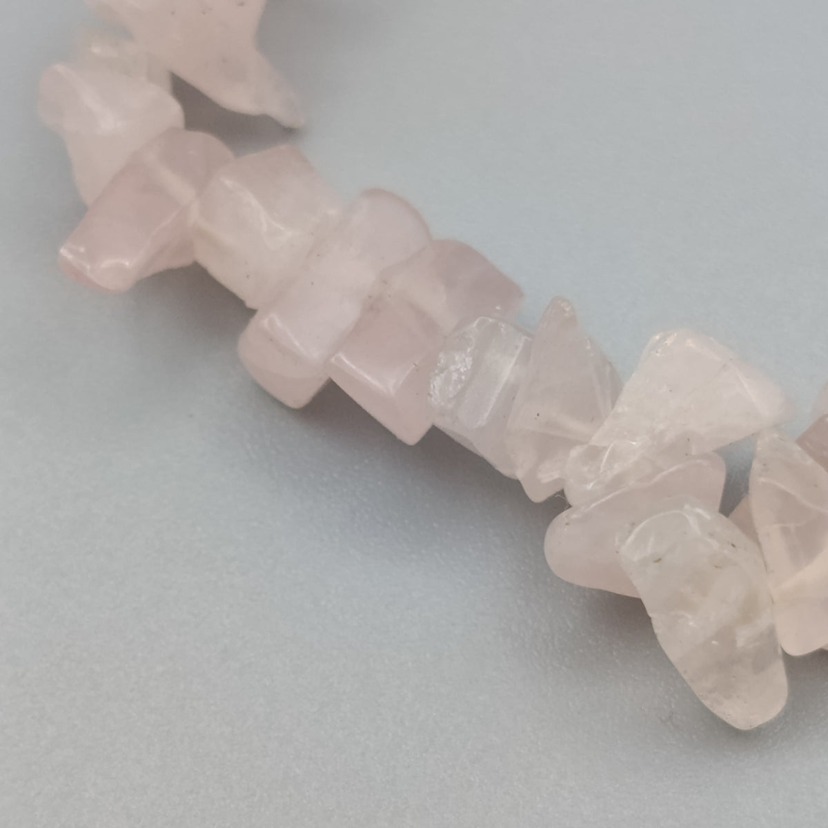 Zartes Rosenquarz Splitter Armband – Naturstein Elastisch