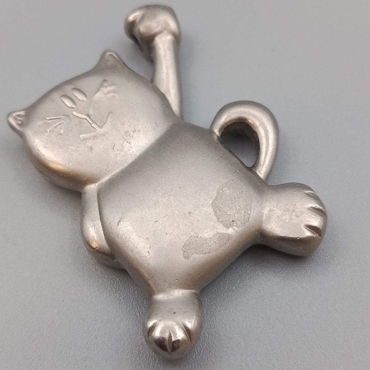 Klassischer Kettenanhänger Katze – Silberfarbenes Motiv