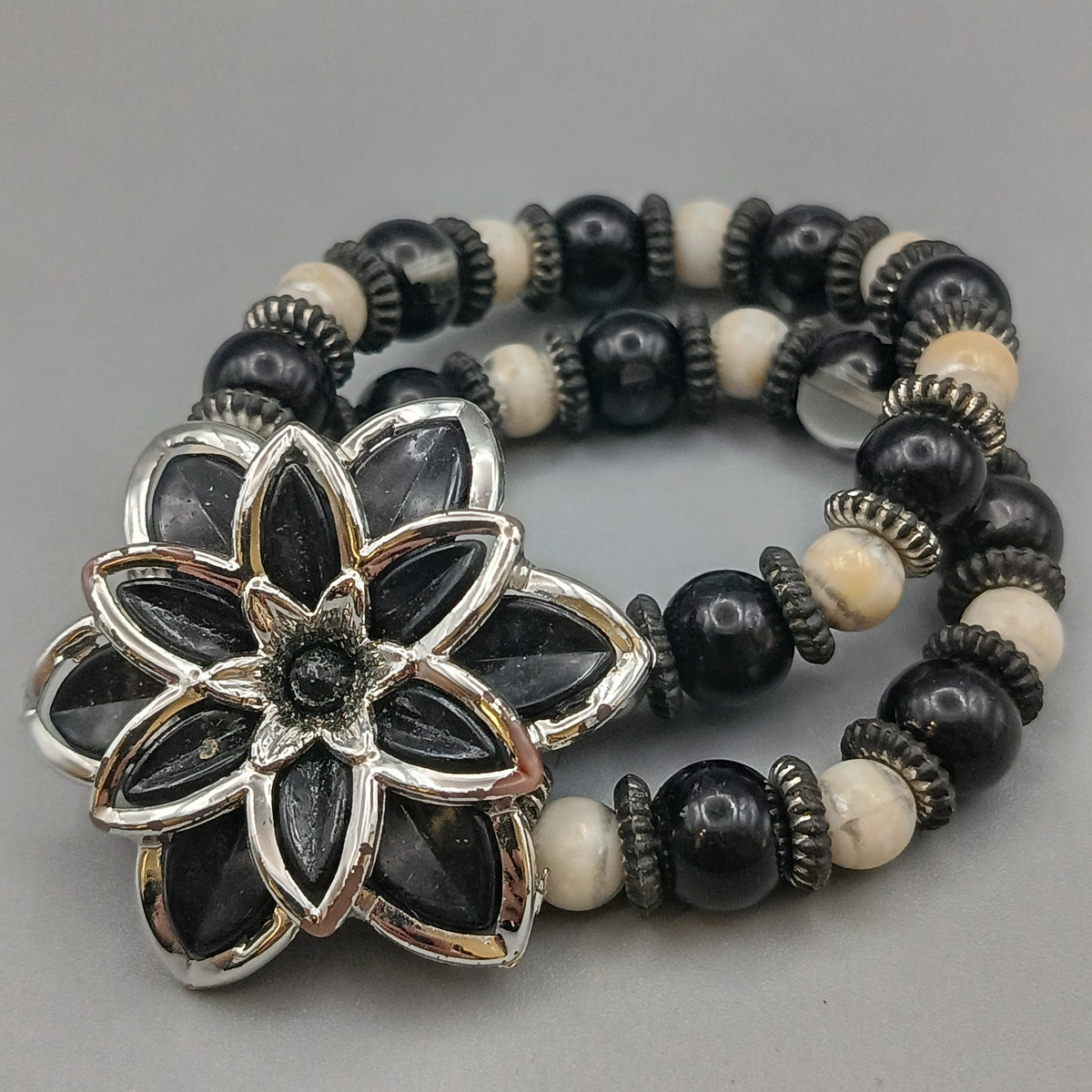 Auffälliges Perlen Armband mit Blumen-Element