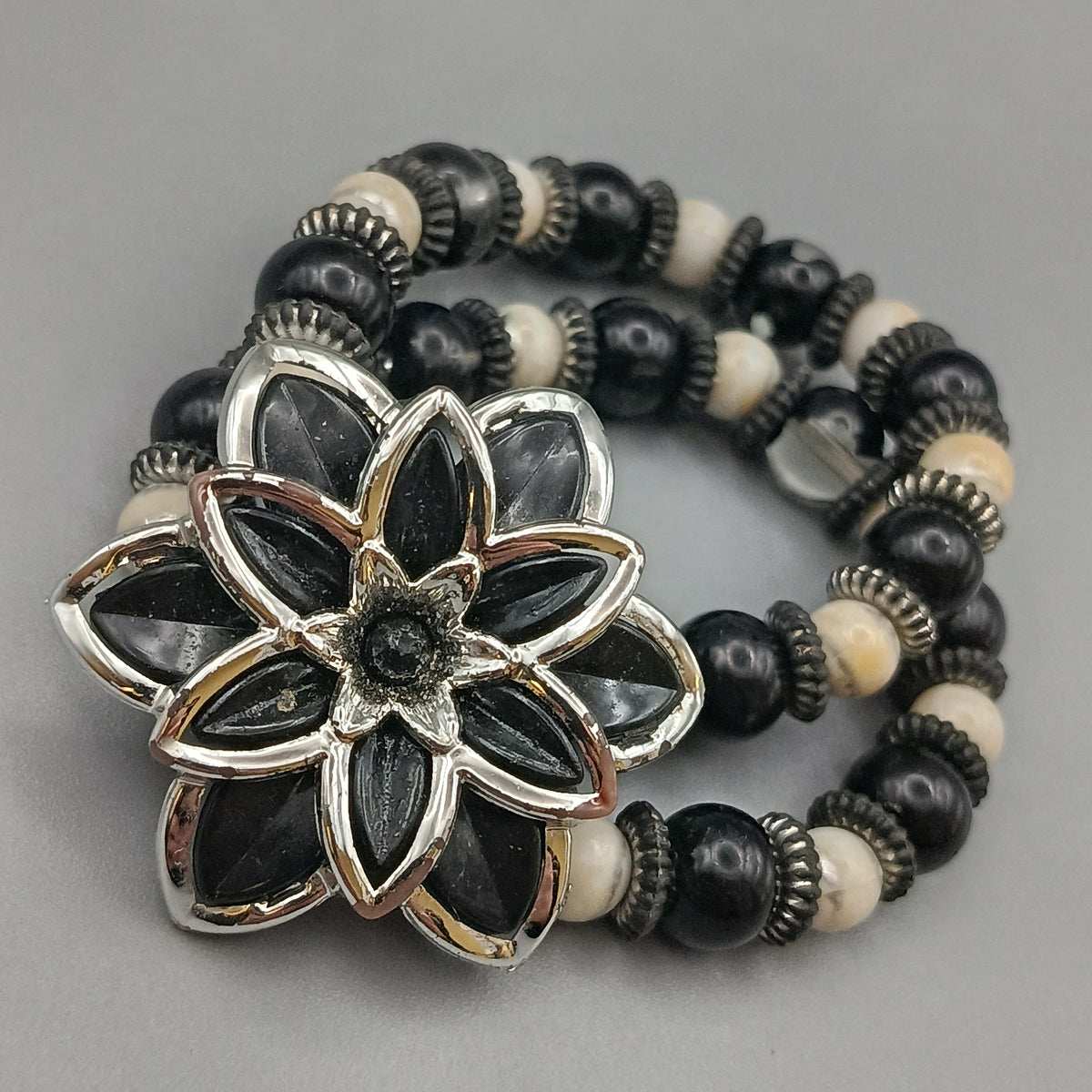Auffälliges Perlen Armband mit Blumen-Element