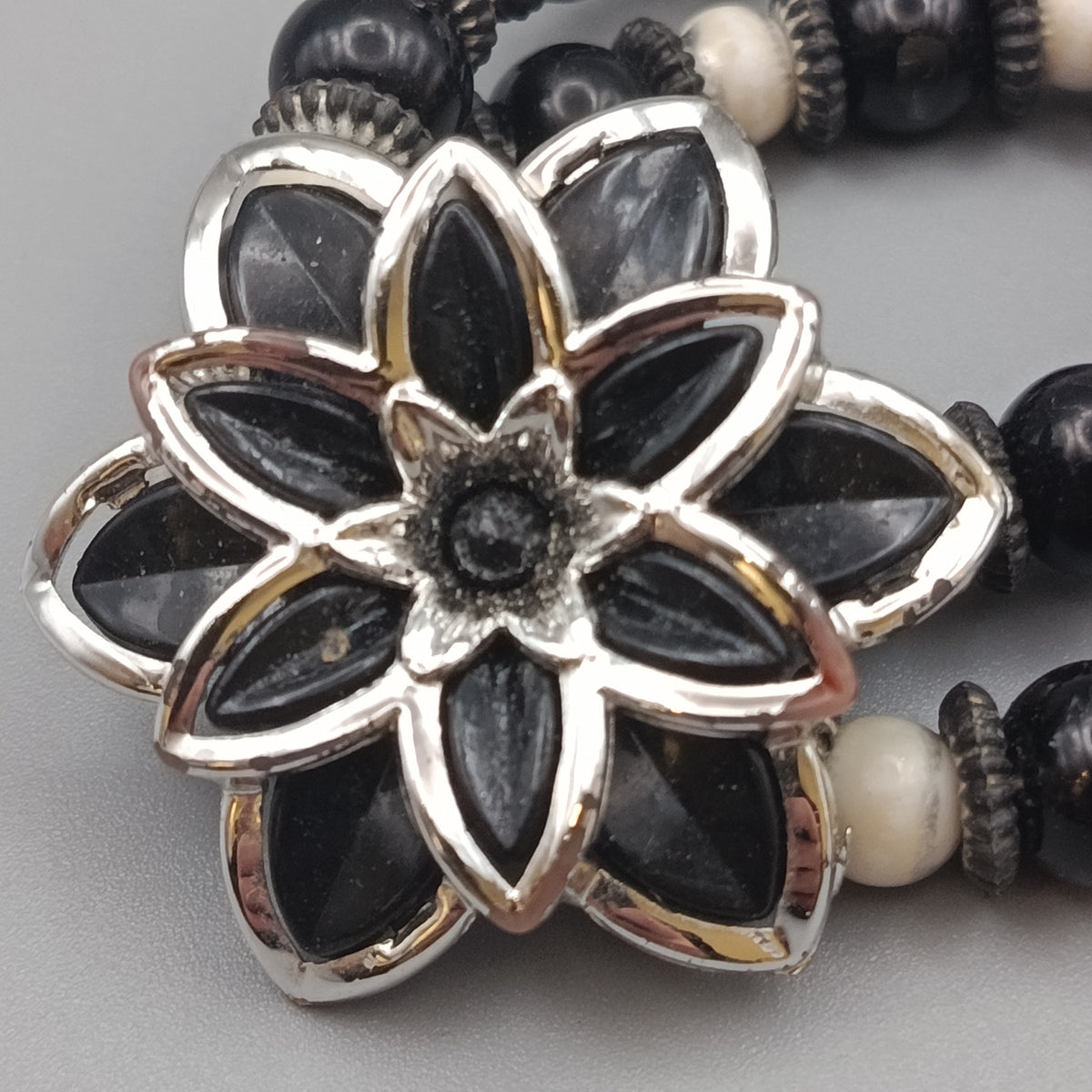 Auffälliges Perlen Armband mit Blumen-Element