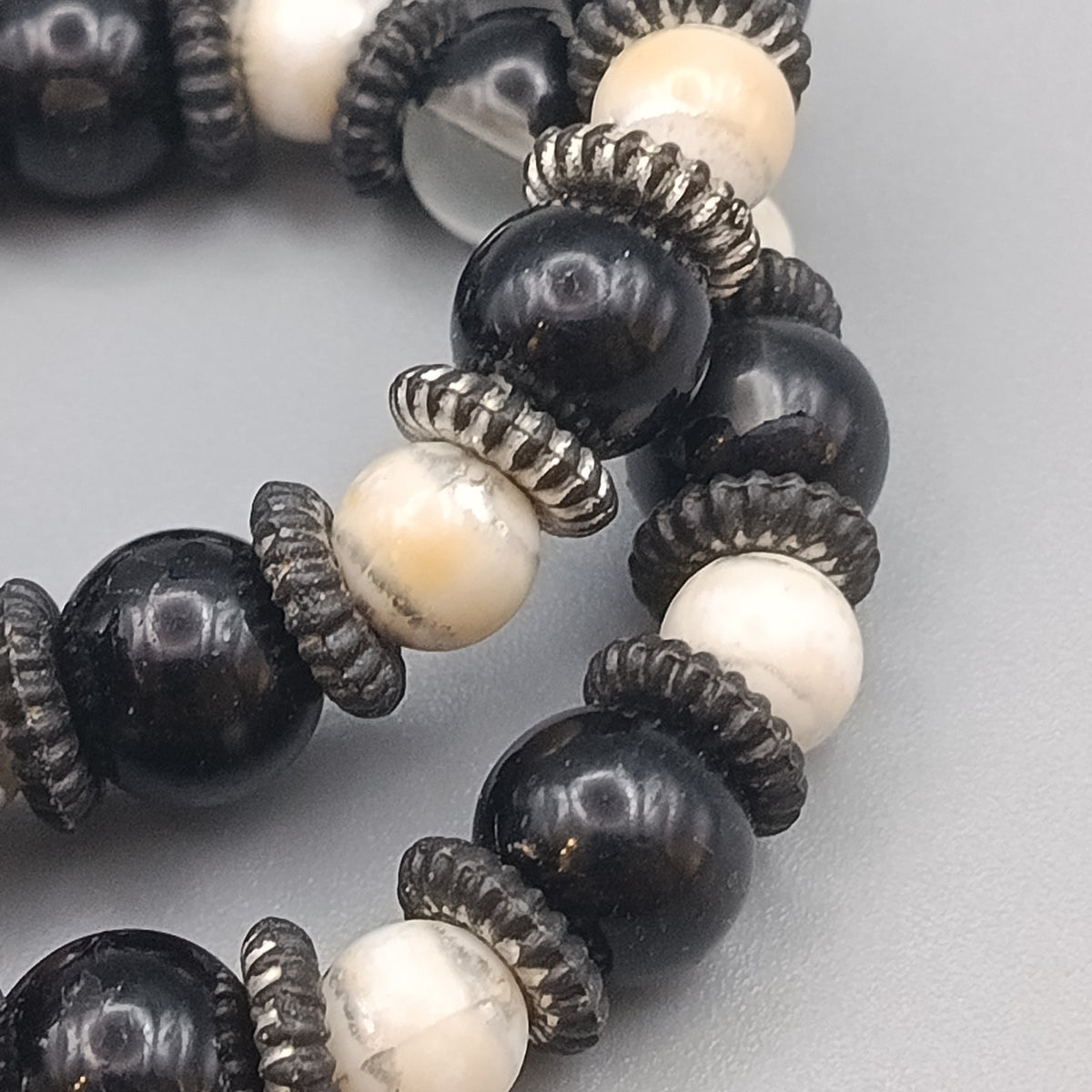 Auffälliges Perlen Armband mit Blumen-Element